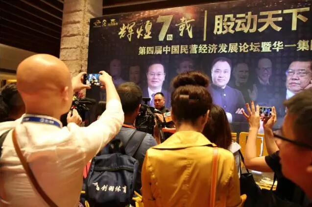 正在接受采访的海洋老师