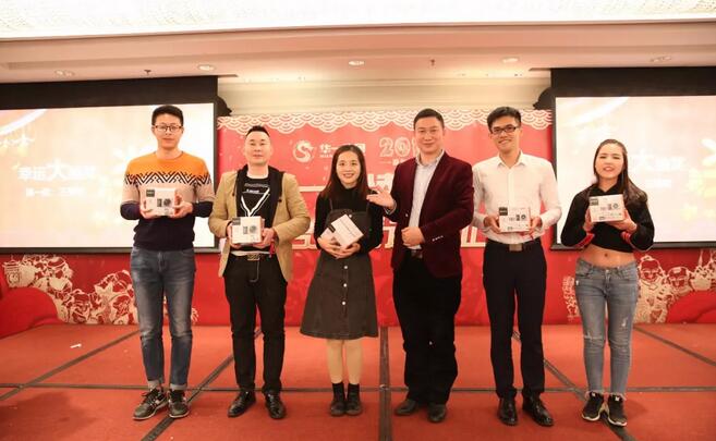 中豪礼的家人们合影留念2