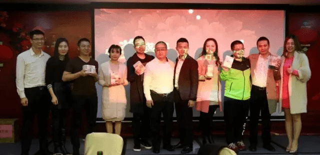 各部门家人手持现金合影留念(图3)