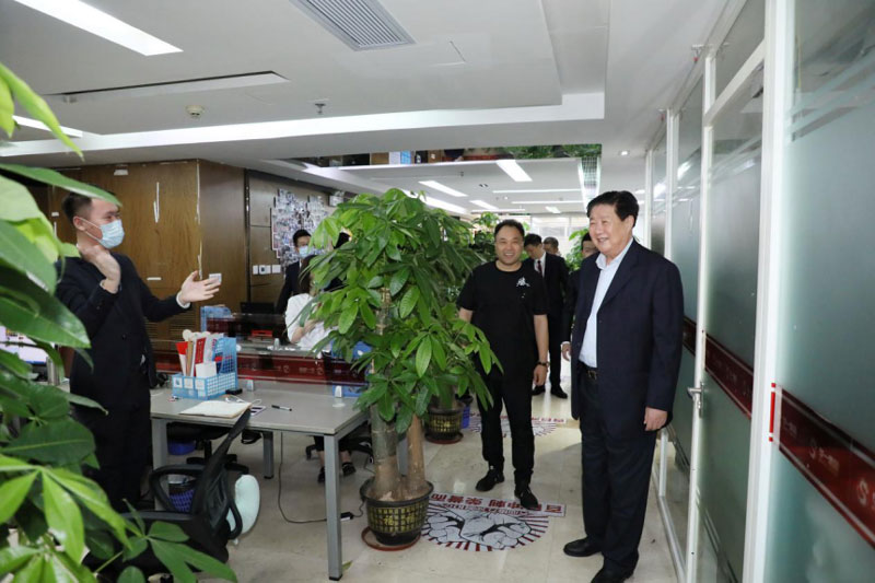 华一世纪董事长单海洋先生带李子彬会长参观华一世纪总部