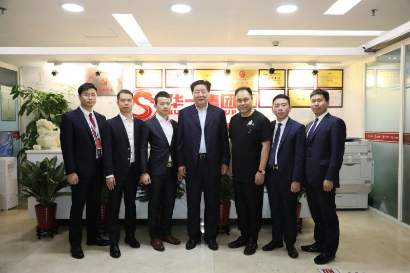 中国中小企业协会会长李子彬到访华一世纪,并与华一世纪高管合影留念